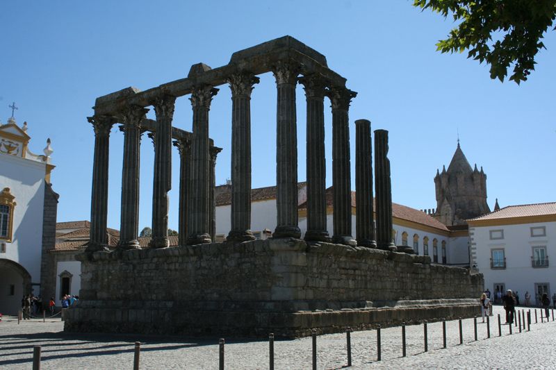 Évora and Megaliths Full-Day Tour from Lisbon - Cromeleque dos Almendres: standing stones older than Stonehenge