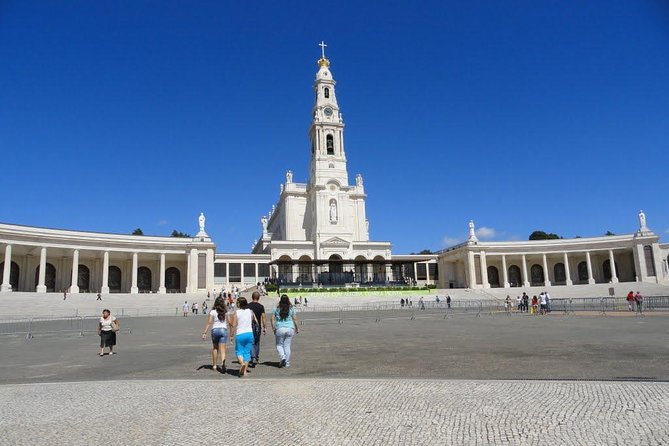 Fátima, Nazaré, and Óbidos: Small Group Tour From Lisbon - What the day feels like on the ground