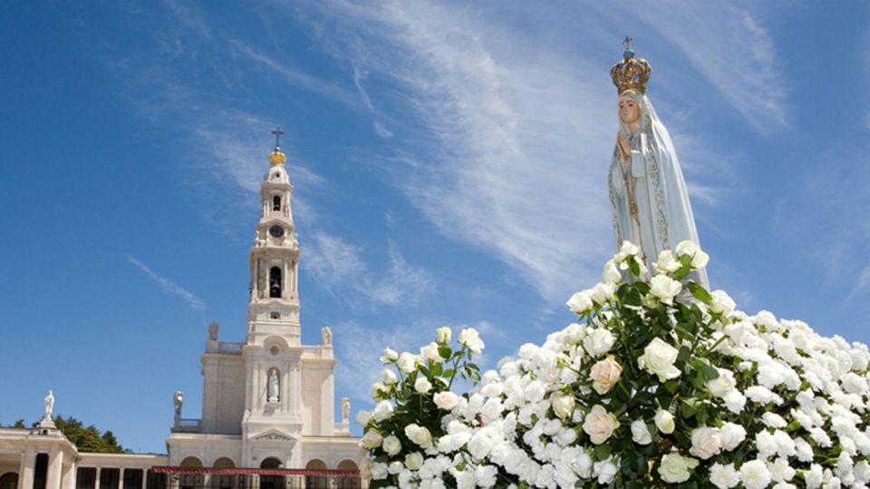 From Lisbon: Fátima, Batalha, Nazaré & Óbidos Full-Day Tour - Nazaré’s Cliffs, Fishermen, and the Mary Legend of Dom Fuas Roupinho