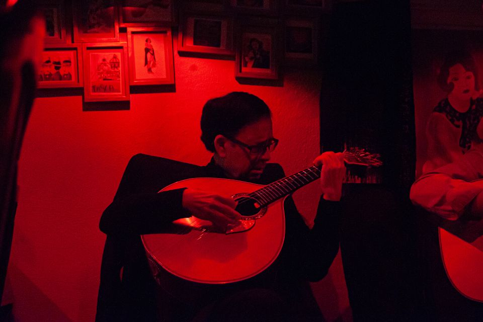 Lisbon: Alfama Tour and Live Fado with Traditional Dinner - Mouraria Streets: The 60-Minute Walk That Sets the Mood