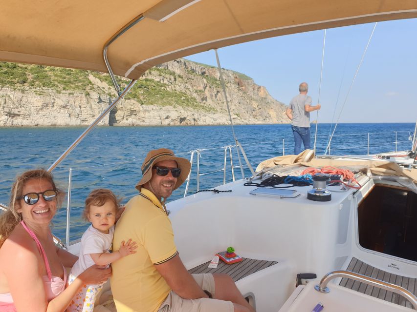 Lisbon: Champagne Sailing Tours - The Christ the King photo moment: practical and scenic