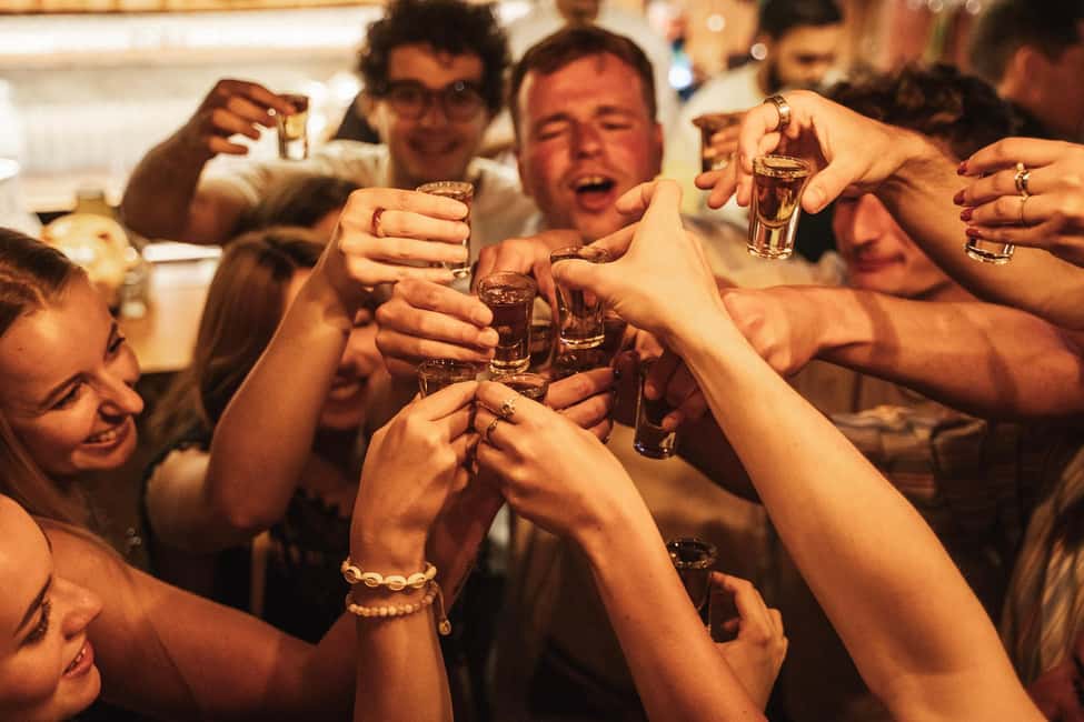 Lisbon: Drunken History Walking Tour with Included Drinks - Largo do Carmo: the easy start to a tipsy evening