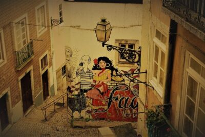 Lisbon Fado Experience: Walking Tour, Dinner and Live Music Show - Arriving in Alfama: The Moment the Music House Takes Over