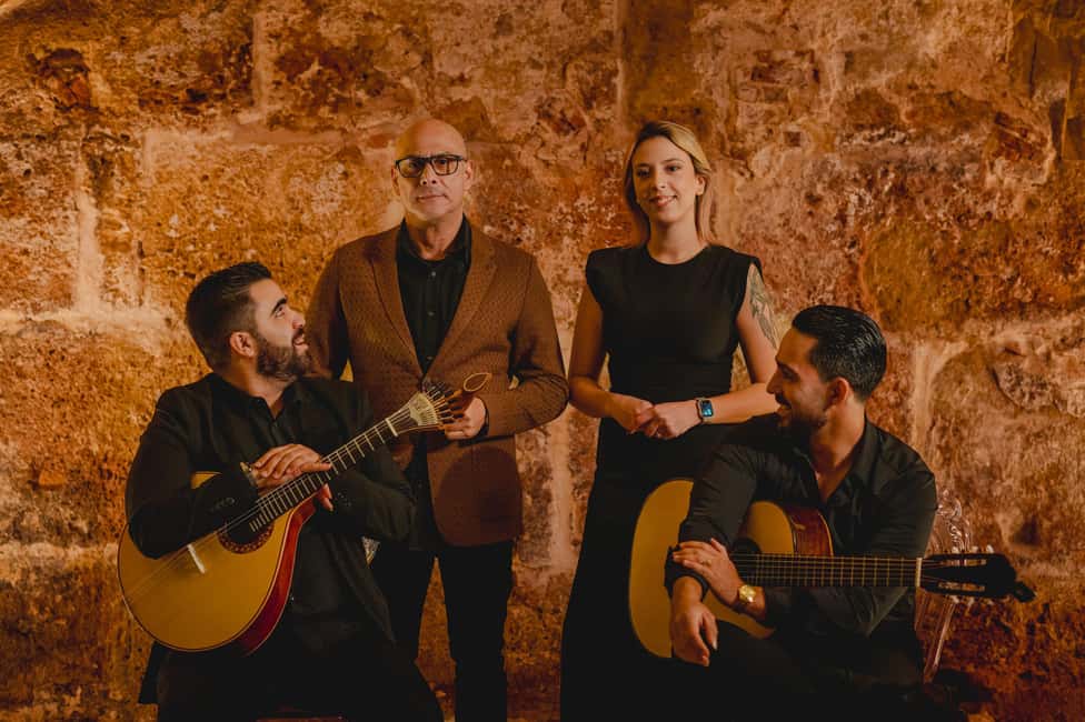 Lisbon: Fado Show with Wine in a Historic Venue - What makes the performance work: professional voices and guitar craft