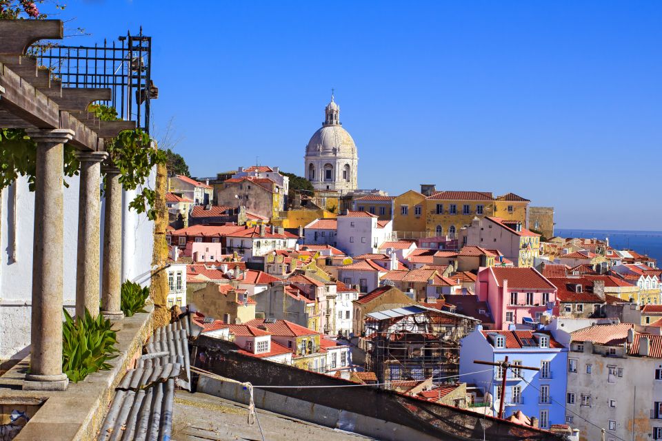 Lisbon: Hills Red Tram Tour by Tram 28 Route 24-Hour Ticket - Castelo São Jorge and Sé Catedral: Seeing major landmarks from the tram