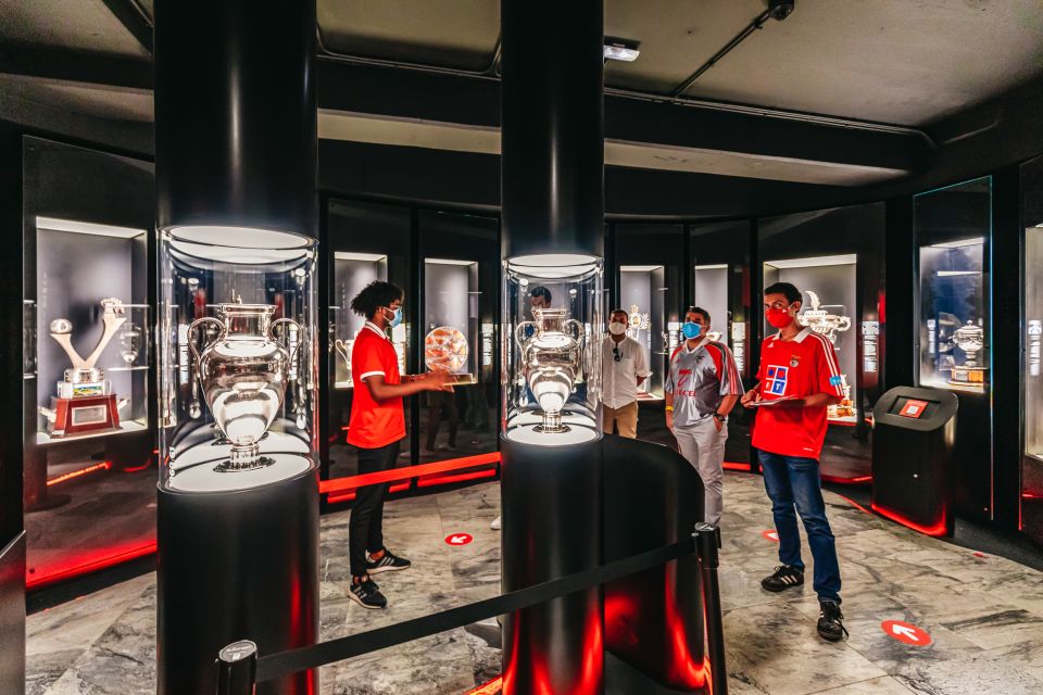 Lisbon: Luz Stadium Tour & SL Benfica Museum Ticket w/Scarf - Hall of Fame, VR, and the pitch access tunnel route