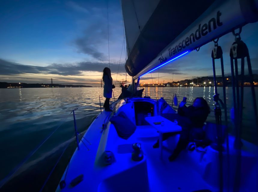 Lisbon: Sailboat Tour w/ Local Guide and Open Bar Green Wine - FAQ