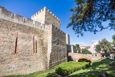 Lisbon: Sao Jorge Castle Skip-the-Line Ticket with Guide - Your 15-minute intro: how the guide turns walls into a story