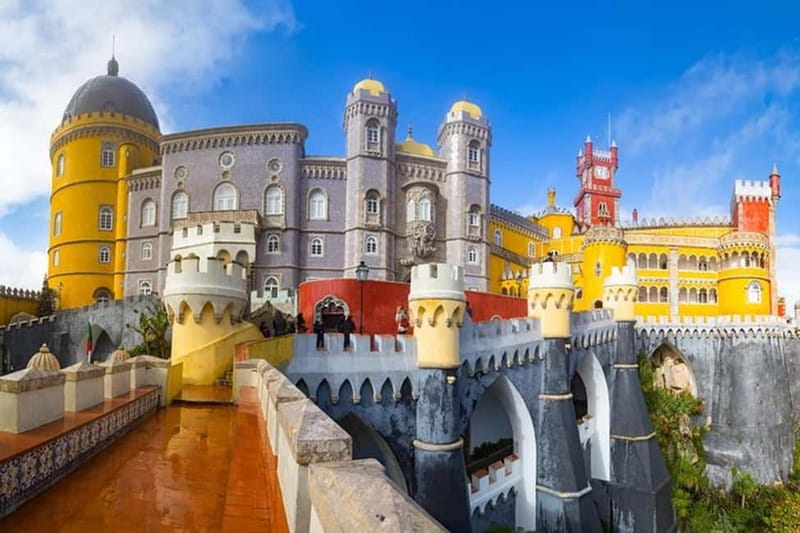 Lisbon: Sintra Tour with Optional Regaleira & Pena Gardens - Pickup and meeting: what to expect in central Lisbon