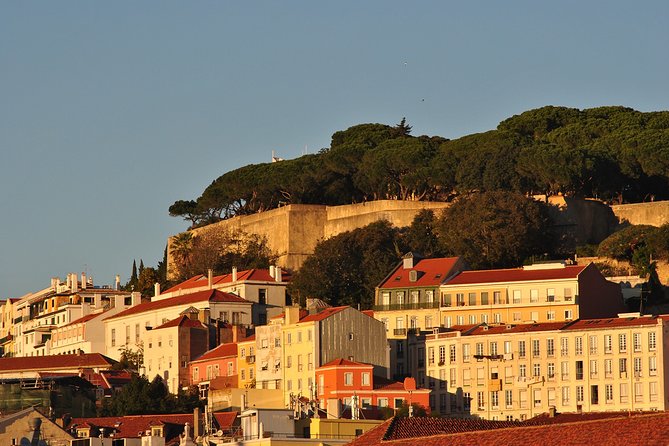 Lisbon Small Group 2h Sunset Sailing- Live Commentary & a Drink - The Welcome Drink, Blankets, and Those Chilly Sunset Minutes