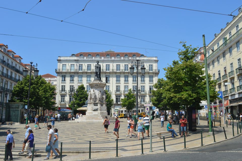 Lisbon: Starter Walking Tour to the highlights in German - Chiado and Praça Luís de Camões: architecture you notice when someone points it out