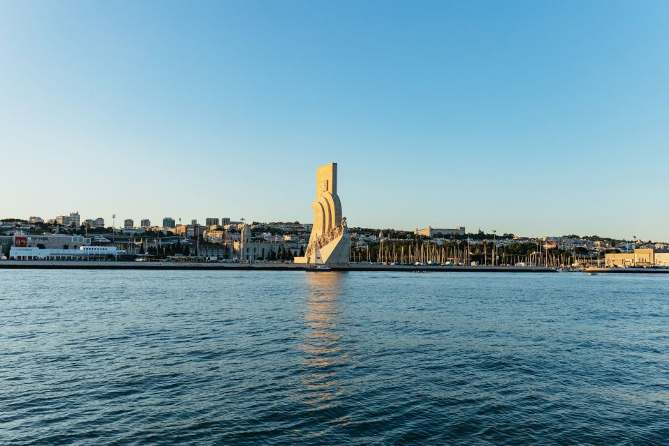 Lisbon: Sunset Cruise with Welcome Drink and Snacks - Using the audio guide without fighting your phone