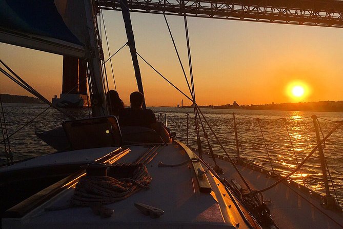 Lisbon Sunset Sailing Tour with White or Rosé Wine and Snacks - Getting There at Izanagi: Meeting Point and Simple Logistics