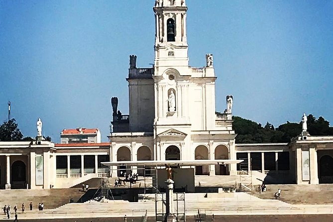 Lisbon to Porto Up to 4 Stops: Obidos, Nazare, Fatima and Aveiro - Nazaré: Waves, Fisher Traditions, and a Clifftop Town Split