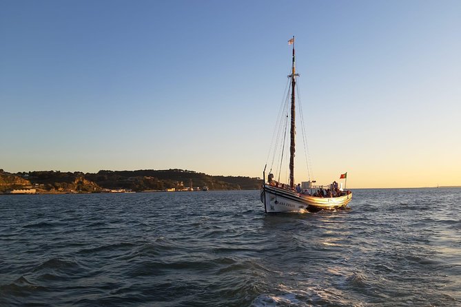 Lisbon Traditional Boats - Guided Sightseeing Cruise - Guides and live commentary: learn fast without feeling lectured