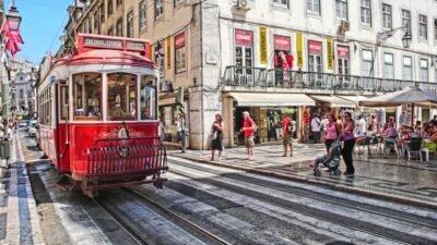 Lisbon's historic old town in a tuk-tuk in German - Starting Out: Pickup and That First Tuk-Tuk Push Into Old Lisbon