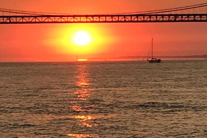 LUXURY Catamaran Sunset and Wine cruise - Why this Lisbon sunset catamaran feels like a real break