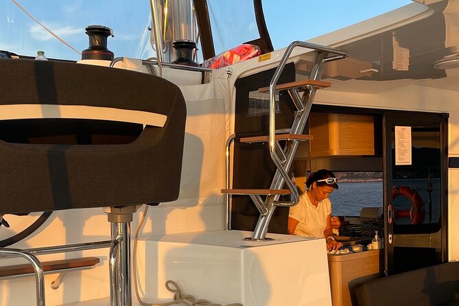 LUXURY Catamaran Sunset and Wine cruise - Is this sunset cruise good for families, couples, or solo travelers?