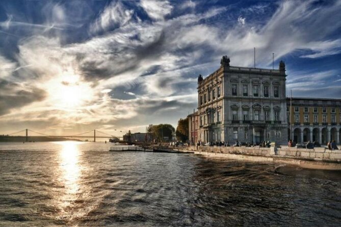 Welcome Lisbon Tour with Local Guide in Private Eco Tuk Tuk - Graça hilltop stops and the São Vicente de Fora side